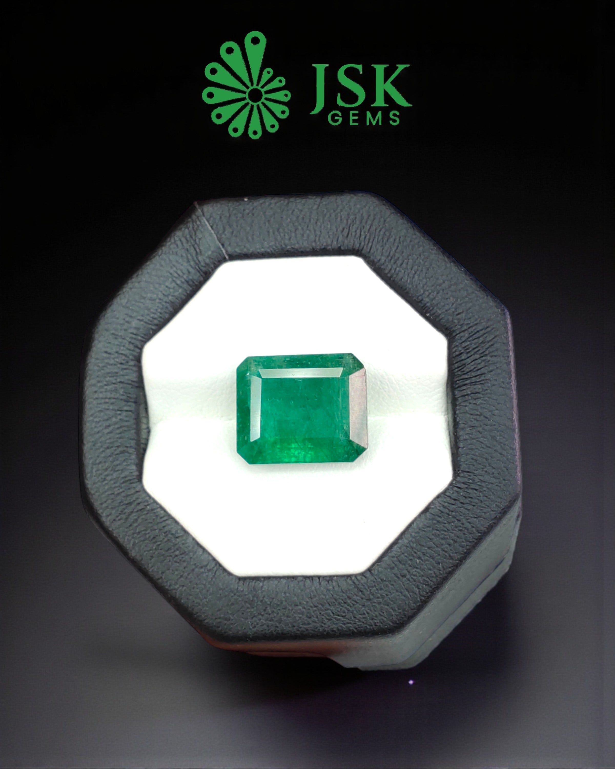 Top Grade 7.57 Ct - 8.41 Ratti Natural Emerald - Panna