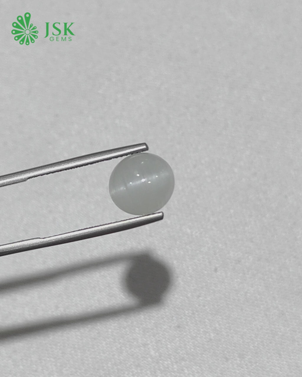 Load video: Premium Grade 5.14 Ct - 5.71 Ratti Natural Quartz Cat&#39;s Eye - Lehsuniya