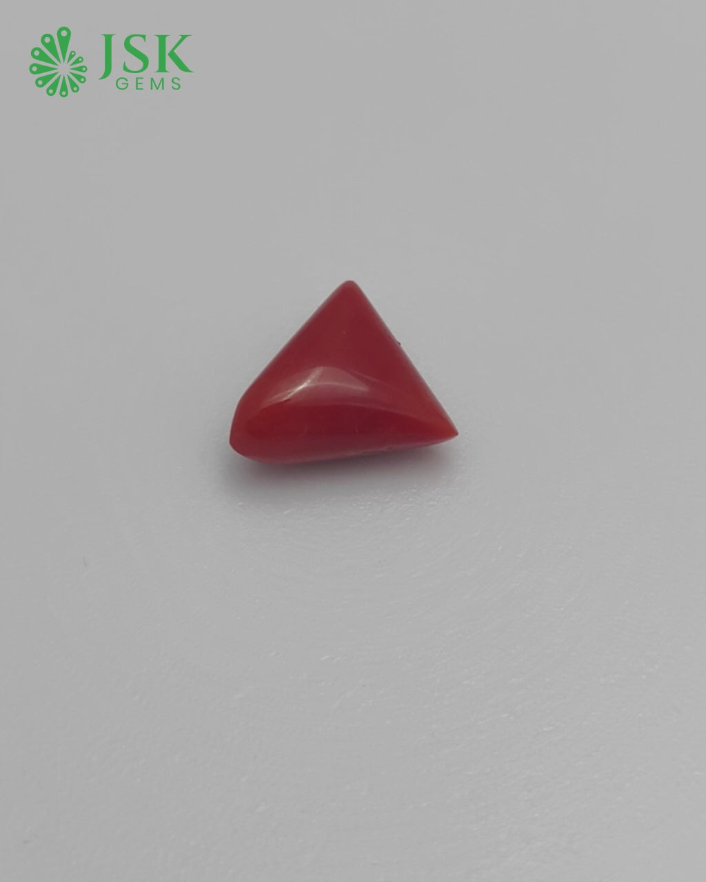 Load video: Premium Grade 7.08 Ct - 7.86 Ratti Natural Triangle Red Coral - Laal Moonga