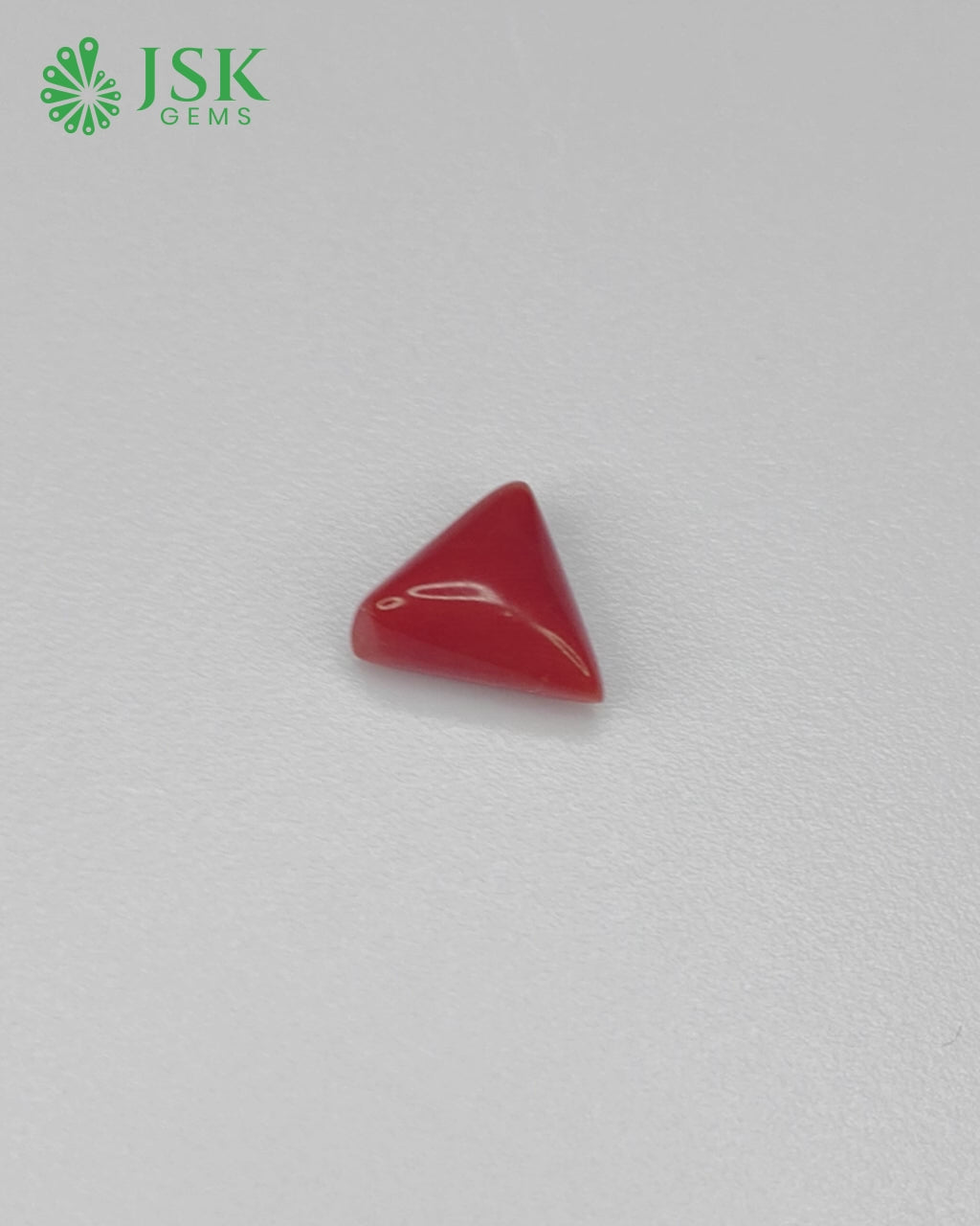 Load video: Premium Grade 3.93 Ct - 4.36 Ratti Natural Triangle Red Coral - Laal Moonga