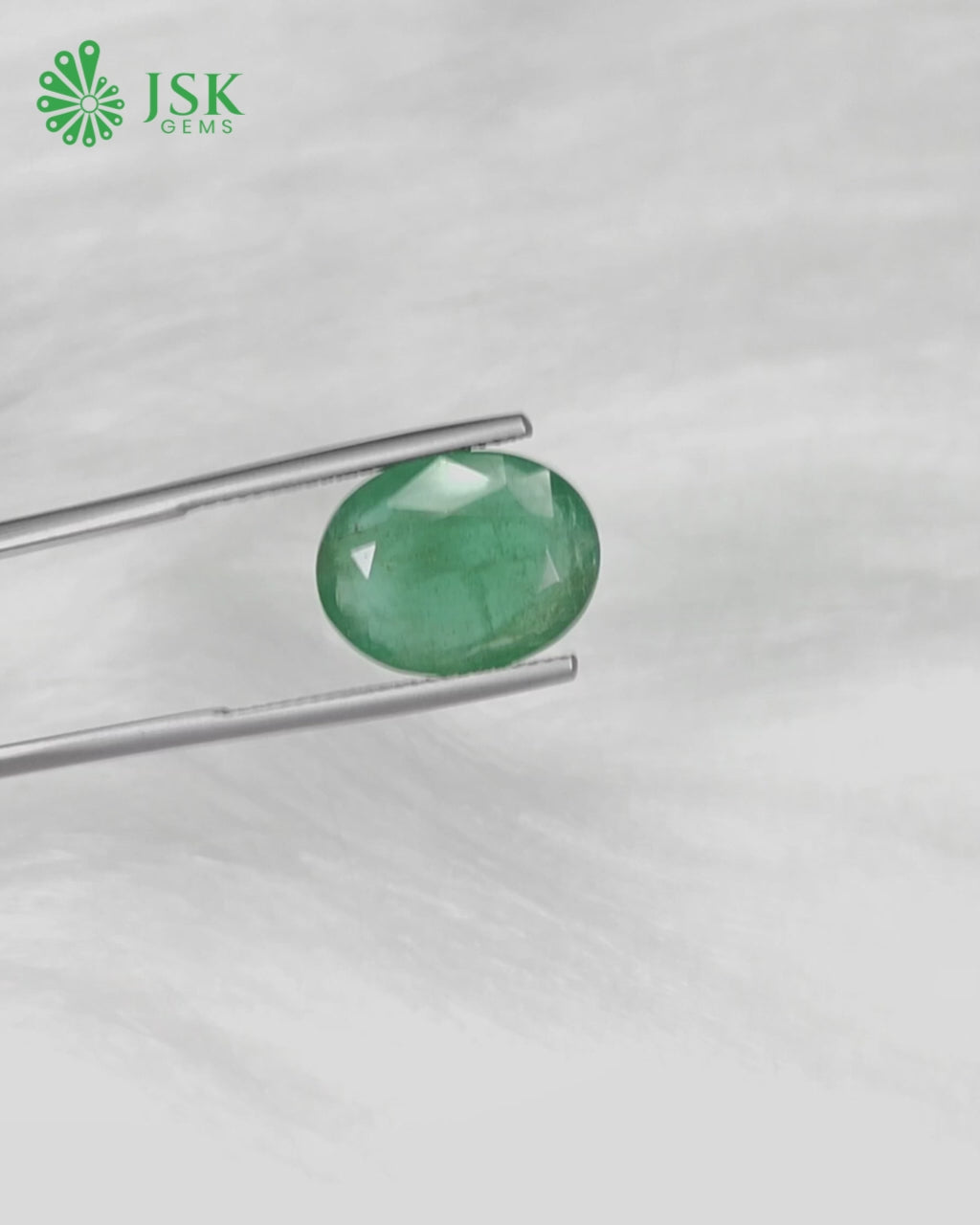 Load video: Premium Grade 7.30 Ct - 8.11 Ratti Natural Emerald - Panna