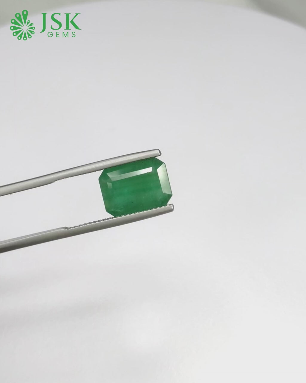 Load video: Premium Grade 6.45 Ct - 7.16 Ratti Natural Emerald - Panna
