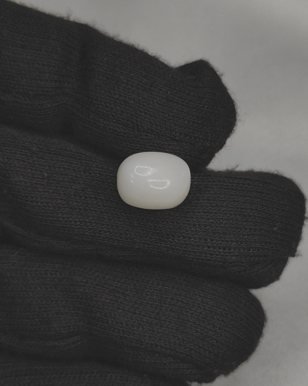 Load video: Premium Grade 7.28 Ct - 8.08 Ratti Natural White Coral/Safed Moonga