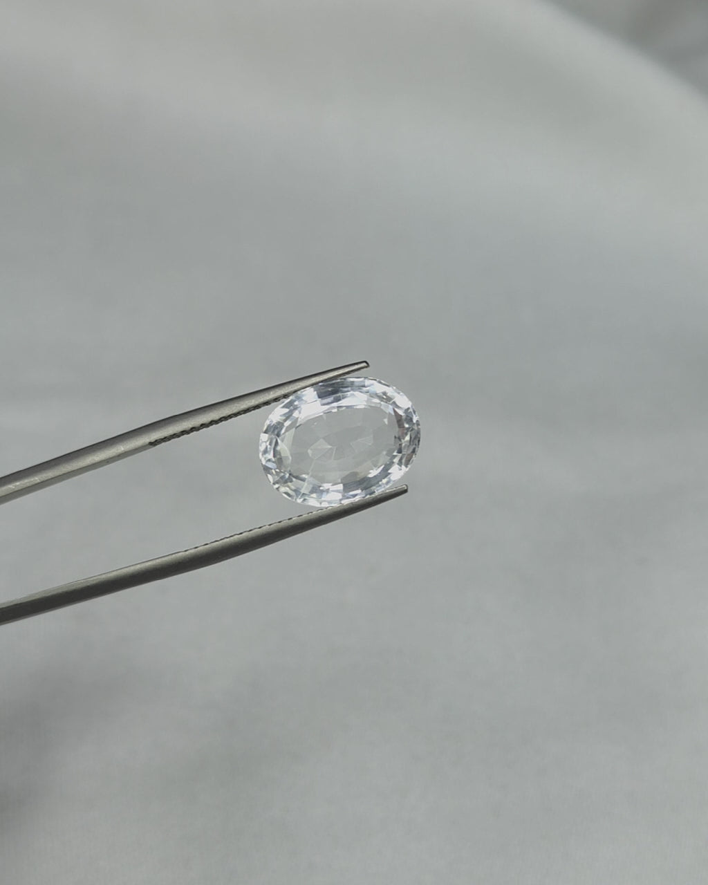 Load video: Premium Grade 8.32 Ct - 9.24 Ratti Natural Colorless Quartz - Sphatik