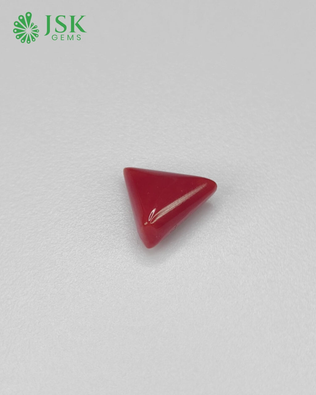 Load video: Premium Grade 5.52 Ct - 6.13 Ratti Natural Triangle Red Coral - Laal Moonga