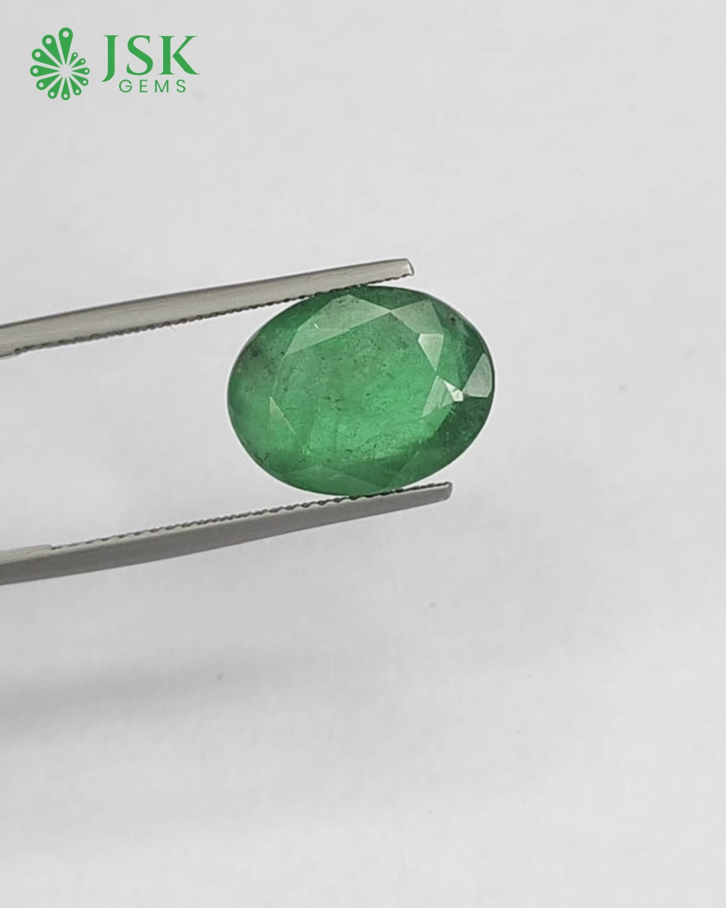 Load video: Premium Grade 7.04  Ct -  7.82 Ratti Natural Emerald - Panna