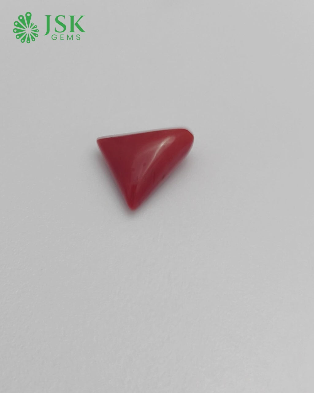 Load video: Premium Grade 8.35 Ct - 9.27 Ratti Natural Triangle Red Coral - Laal Moonga