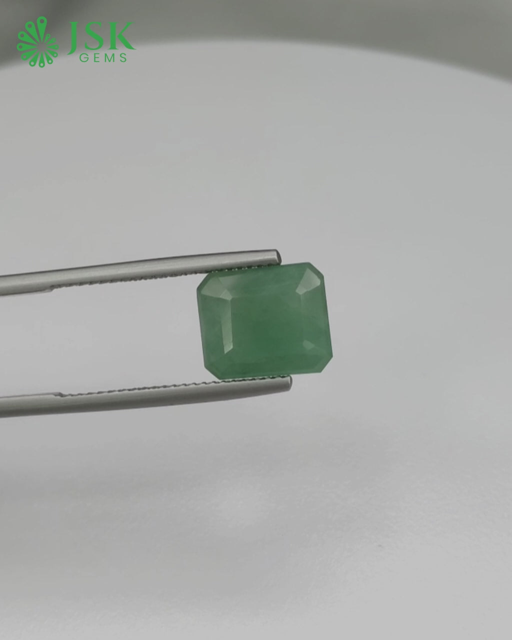 Load video: Premium Grade 5.49 Ct - 6.10 Ratti Natural Emerald - Panna