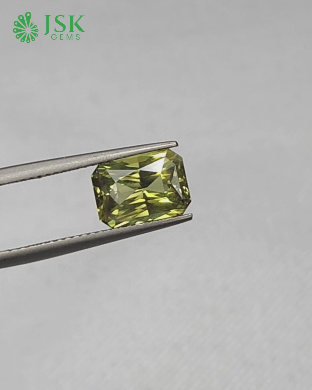 Load video: GSI Certified 3.24 Ct - 3.60  Ratti Natural Alexandrite