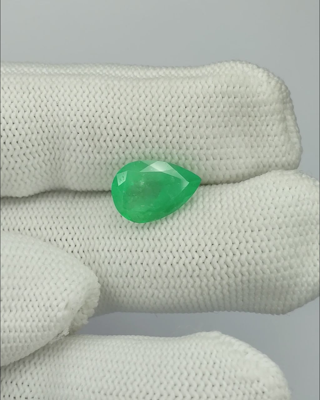 Load video: IGI Certified 3.97 Ct - 4.41 Ratti Natural Colombian Emerald Panna