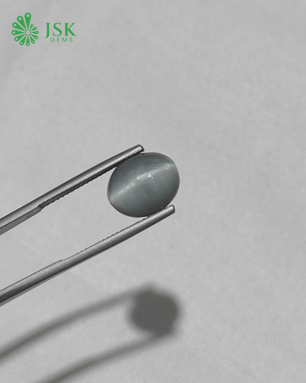 Load video: Premium Grade 6.86 Ct - 7.62 Ratti Natural Quartz Cat&#39;s Eye - Lehsuniya