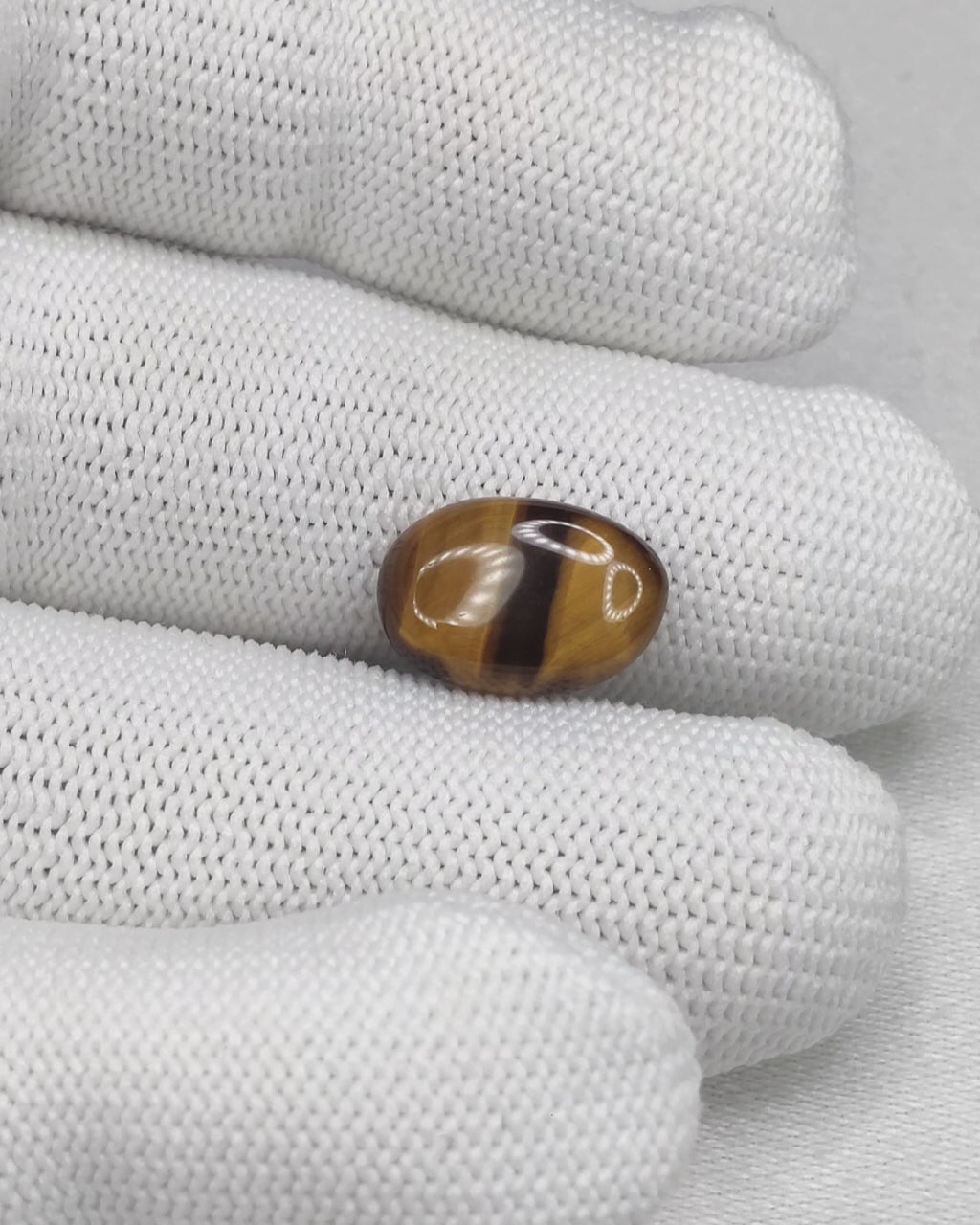 Load video: 6.63 Ct - 7.36 Ratti Natural Tiger Eye Gemstone