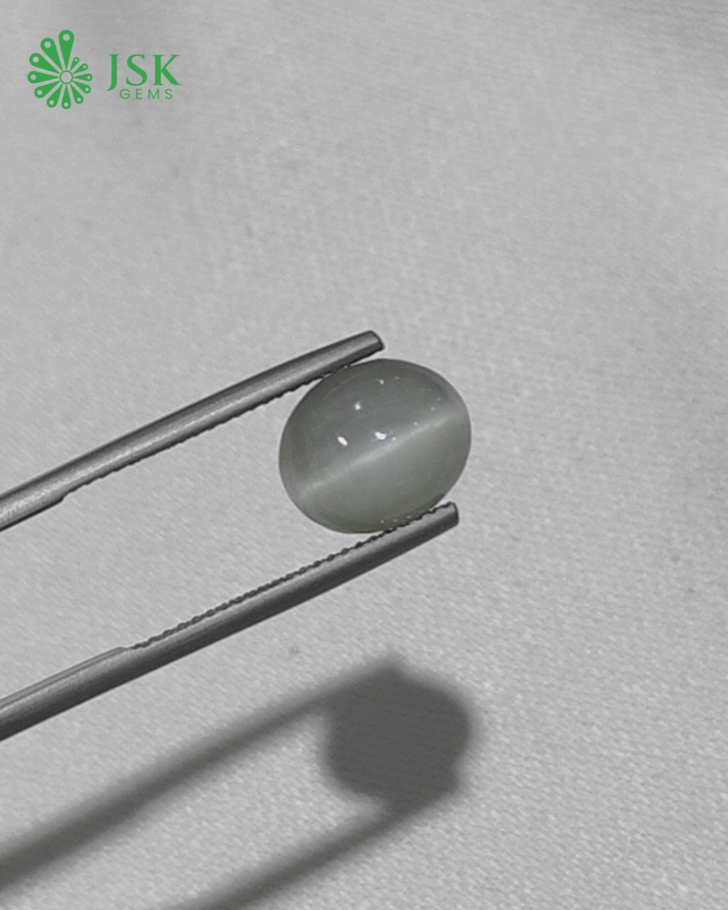 Load video: Premium Grade 4.52 Ct - 5.02 Ratti Natural Quartz Cat&#39;s Eye - Lehsuniya