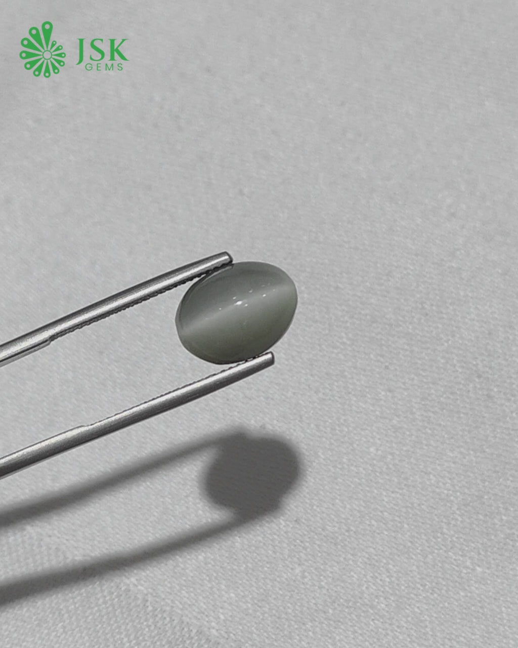 Load video: Premium Grade 7.31 Ct - 8.12 Ratti Natural Quartz Cat&#39;s Eye - Lehsuniya