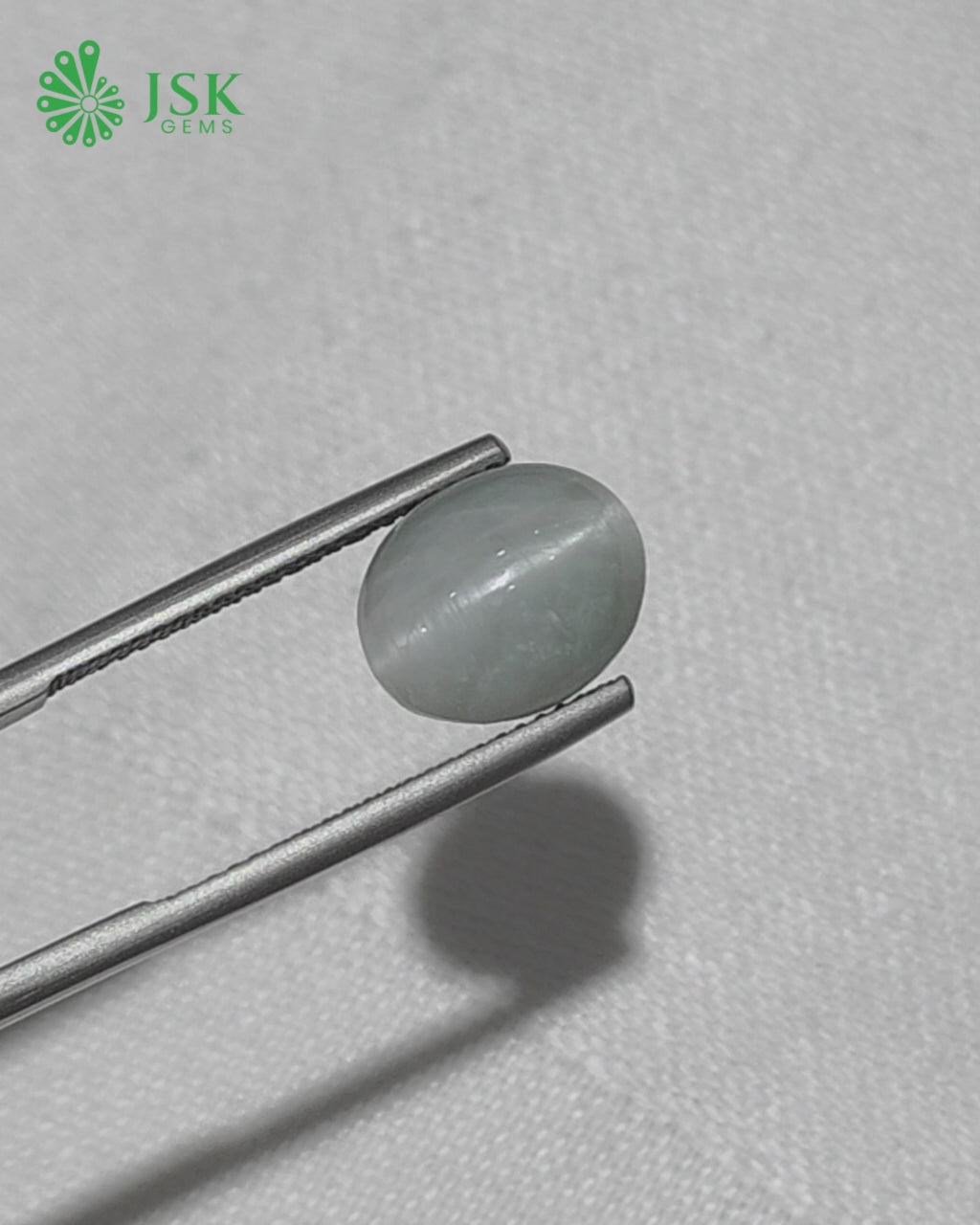 Load video: Premium Grade 5.70 Ct - 6.33 Ratti Natural Quartz Cat&#39;s Eye - Lehsuniya