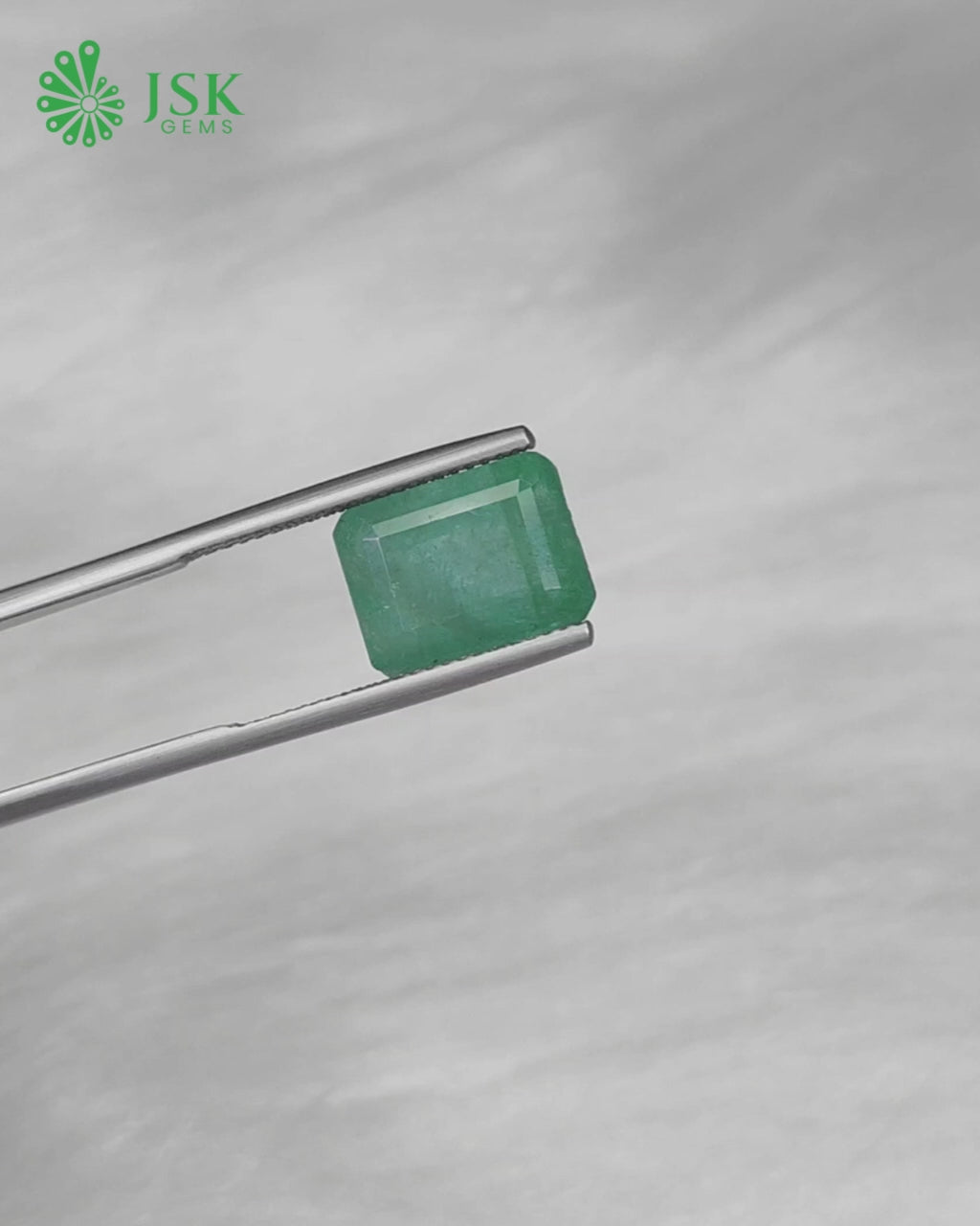 Load video: Premium Grade 6.87 Ct - 7.63 Ratti Natural Emerald - Panna