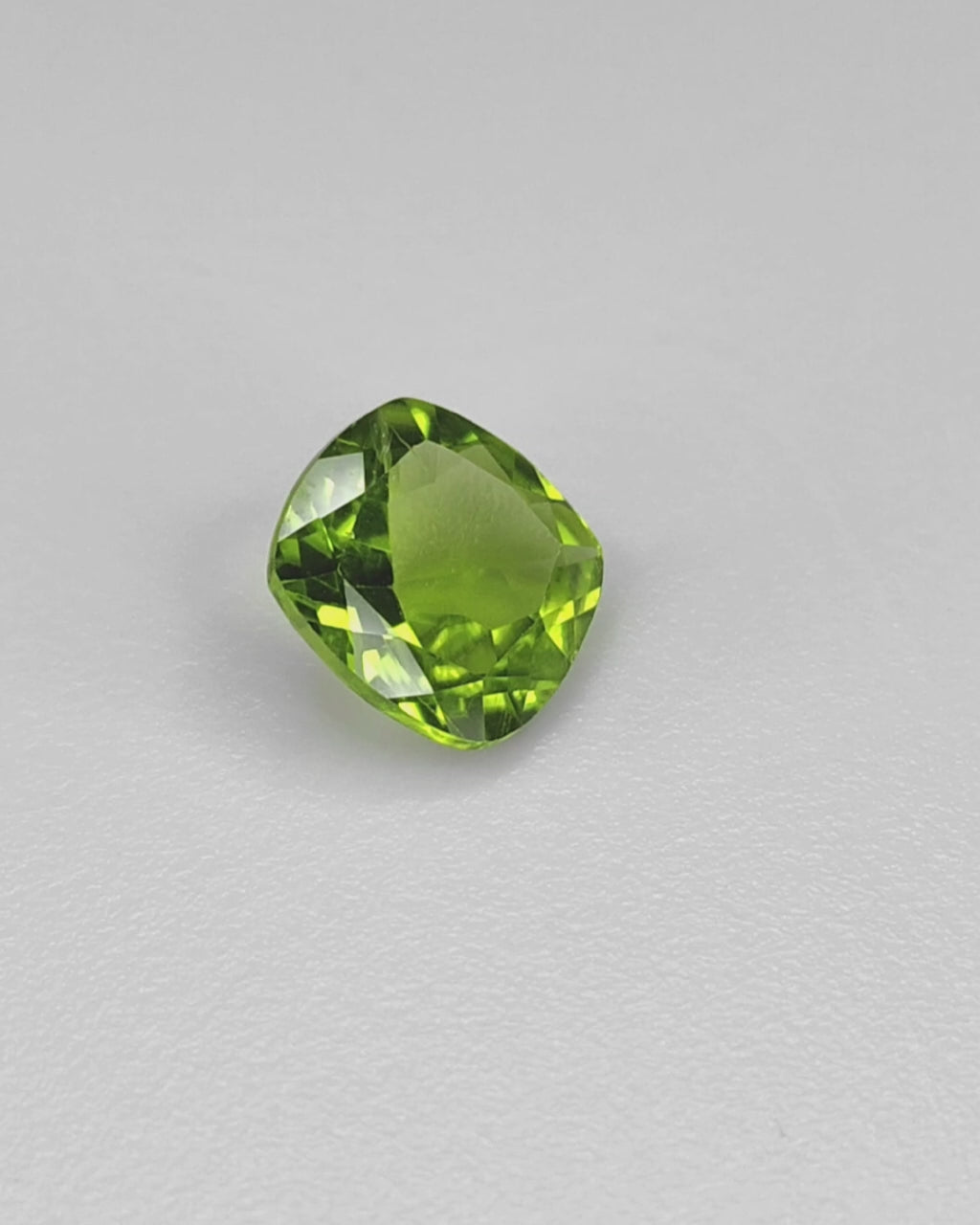 Load video: Top Grade 5.30 Ct - 5.88 Ratti Natural Peridot