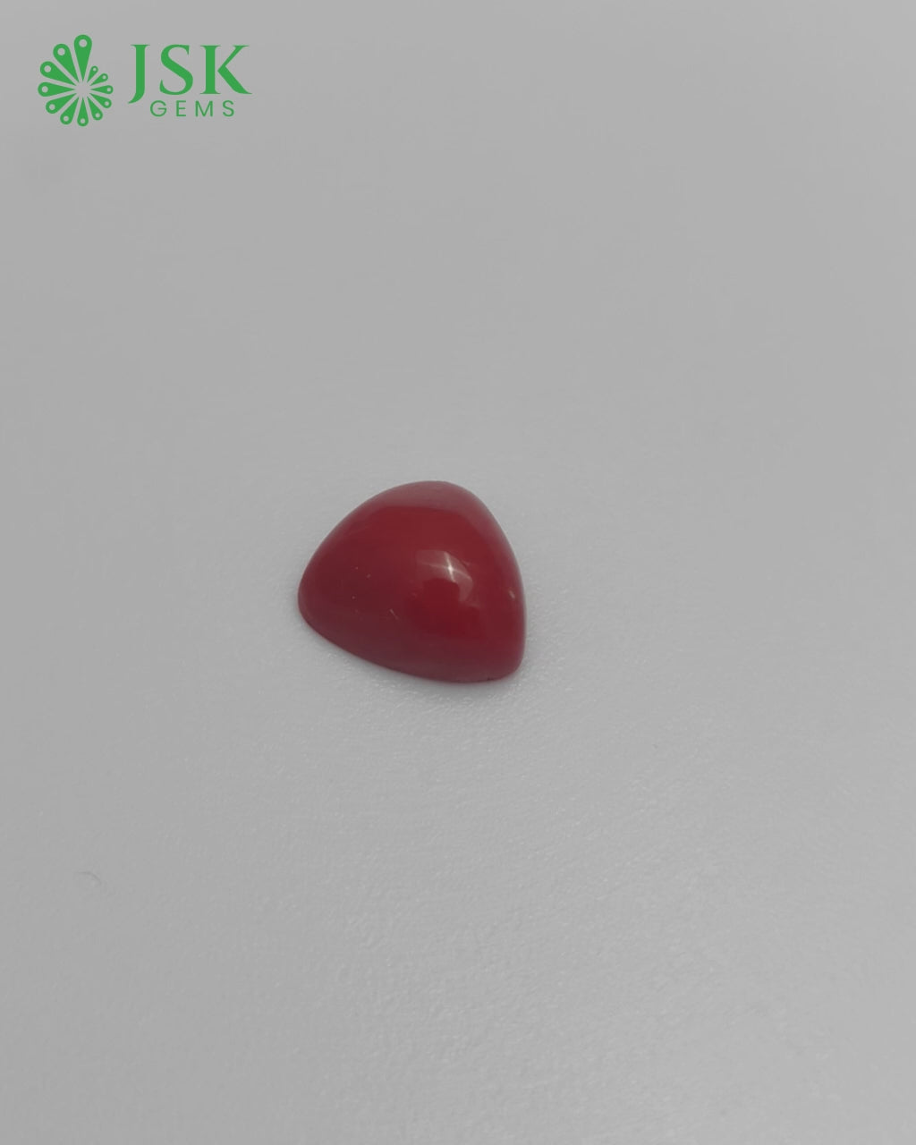 Load video: Premium Grade 12.11 Ct - 13.45 Ratti Natural Triangle Red Coral - Laal Moonga