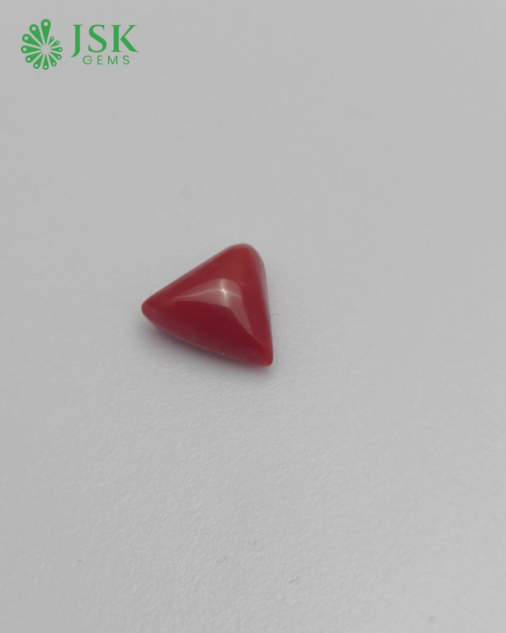 Load video: Premium Grade 6.26 Ct - 6.95 Ratti Natural Triangle Red Coral - Laal Moonga