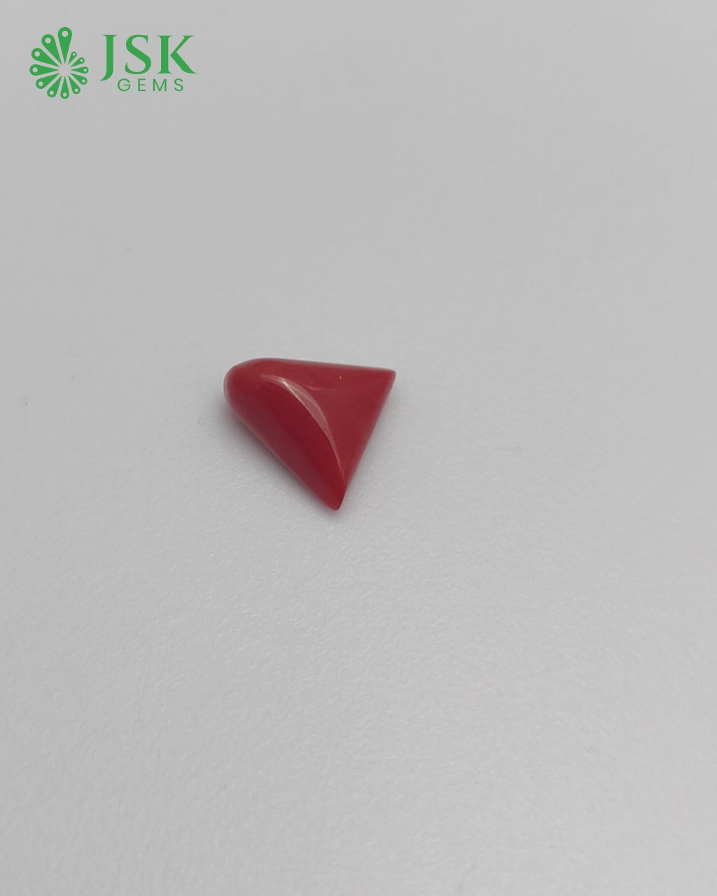 Load video: Premium Grade 7.54 Ct - 8.37 Ratti Natural Triangle Red Coral - Laal Moonga