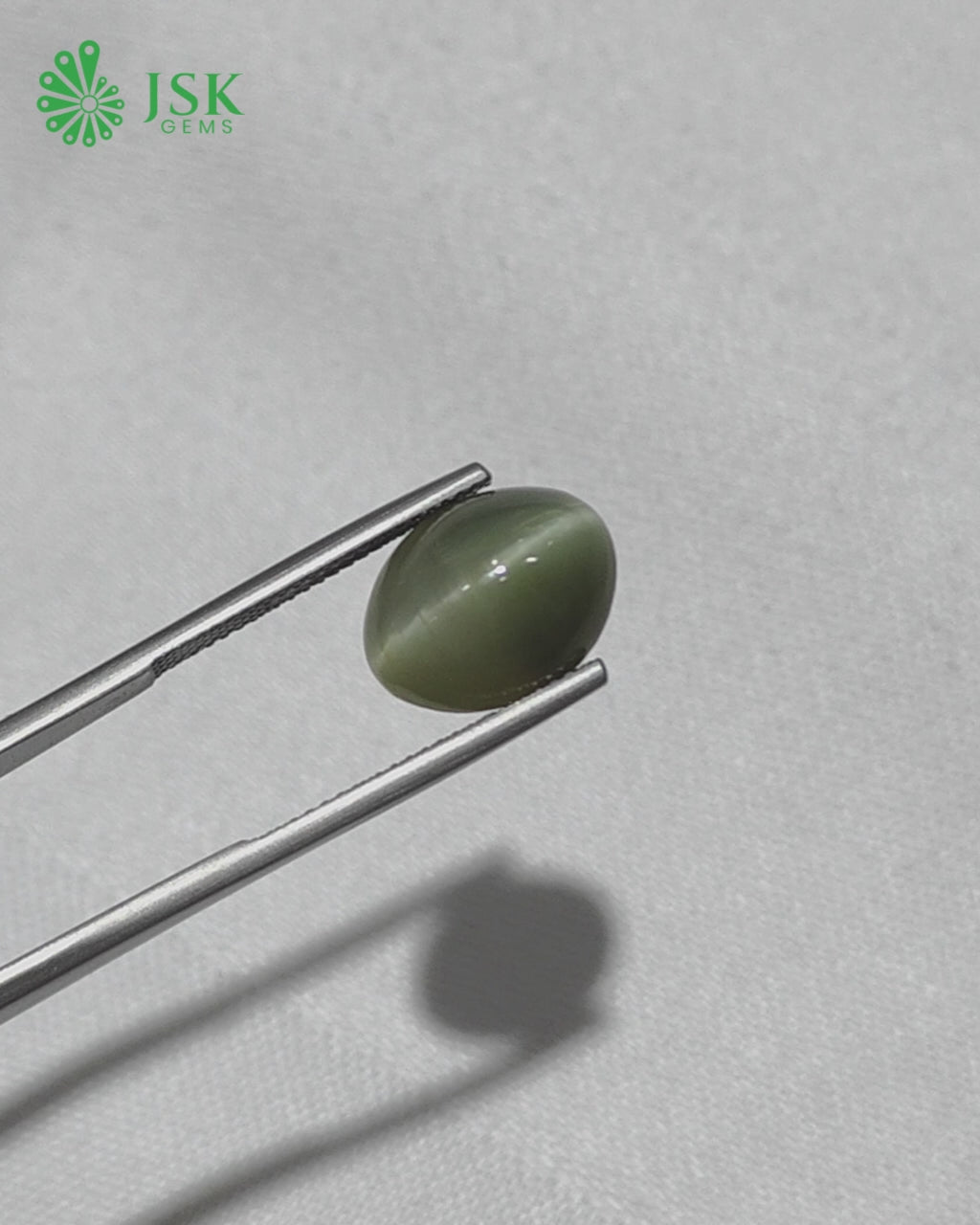 Load video: Premium Grade 6.65 Ct - 7.38 Ratti Natural Quartz Cat&#39;s Eye - Lehsuniya