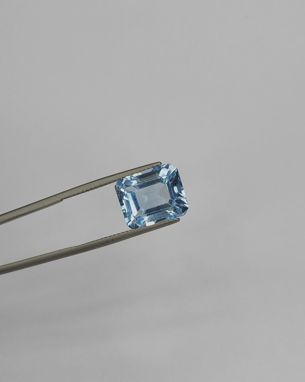 Load video: Top Grade 7.92 Ct - 8.80 Ratti Natural Blue Topaz