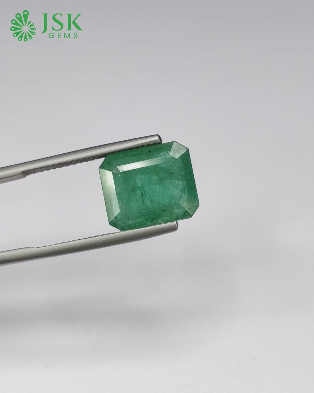 Load video: Premium Grade 6.44 Ct - 7.15 Ratti Natural Emerald - Panna