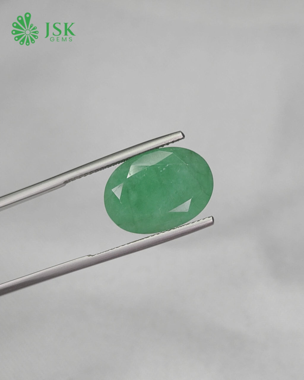 Load video: Premium Grade 9.59 Ct - 10.65 Ratti Natural Emerald - Panna