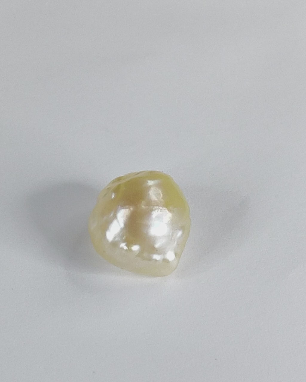 Load video: GIA Certified 5.49 Ct - 6.10 Ratti Natural Salt-Water Pearl ( Rare)