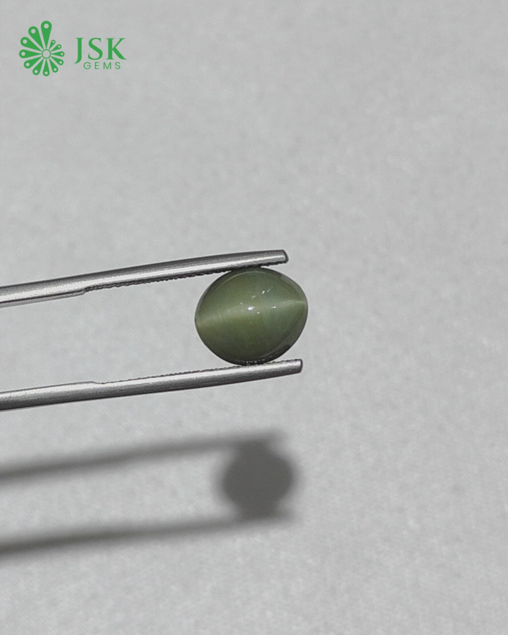 Load video: Premium Grade 4.97 Ct - 5.52 Ratti Natural Quartz Cat&#39;s Eye - Lehsuniya