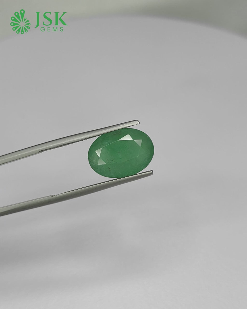 Load video: Premium Grade 5.83 Ct - 6.47 Ratti Natural Emerald - Panna