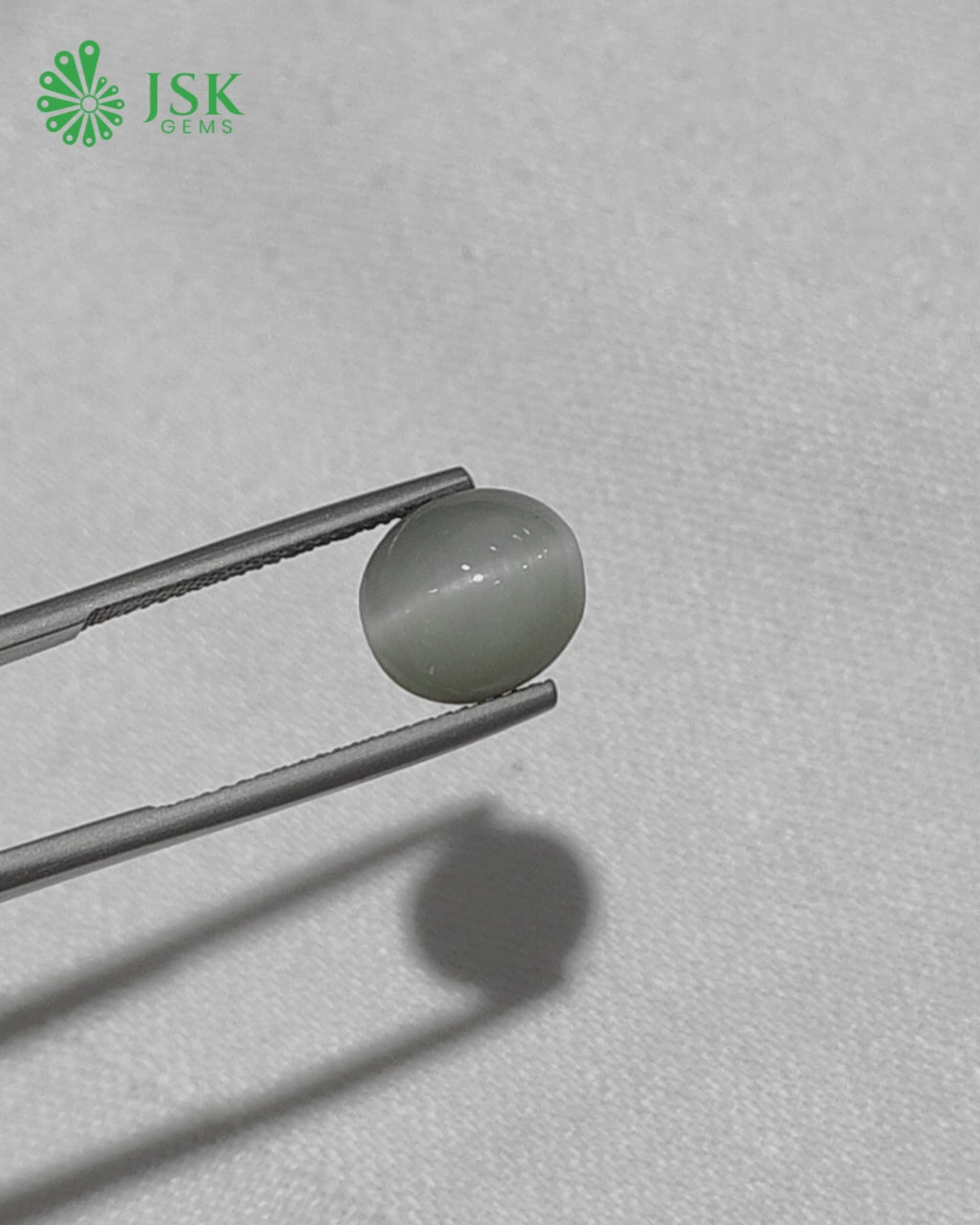 Load video: Premium Grade 6.16 Ct - 6.84 Ratti Natural Quartz Cat&#39;s Eye - Lehsuniya
