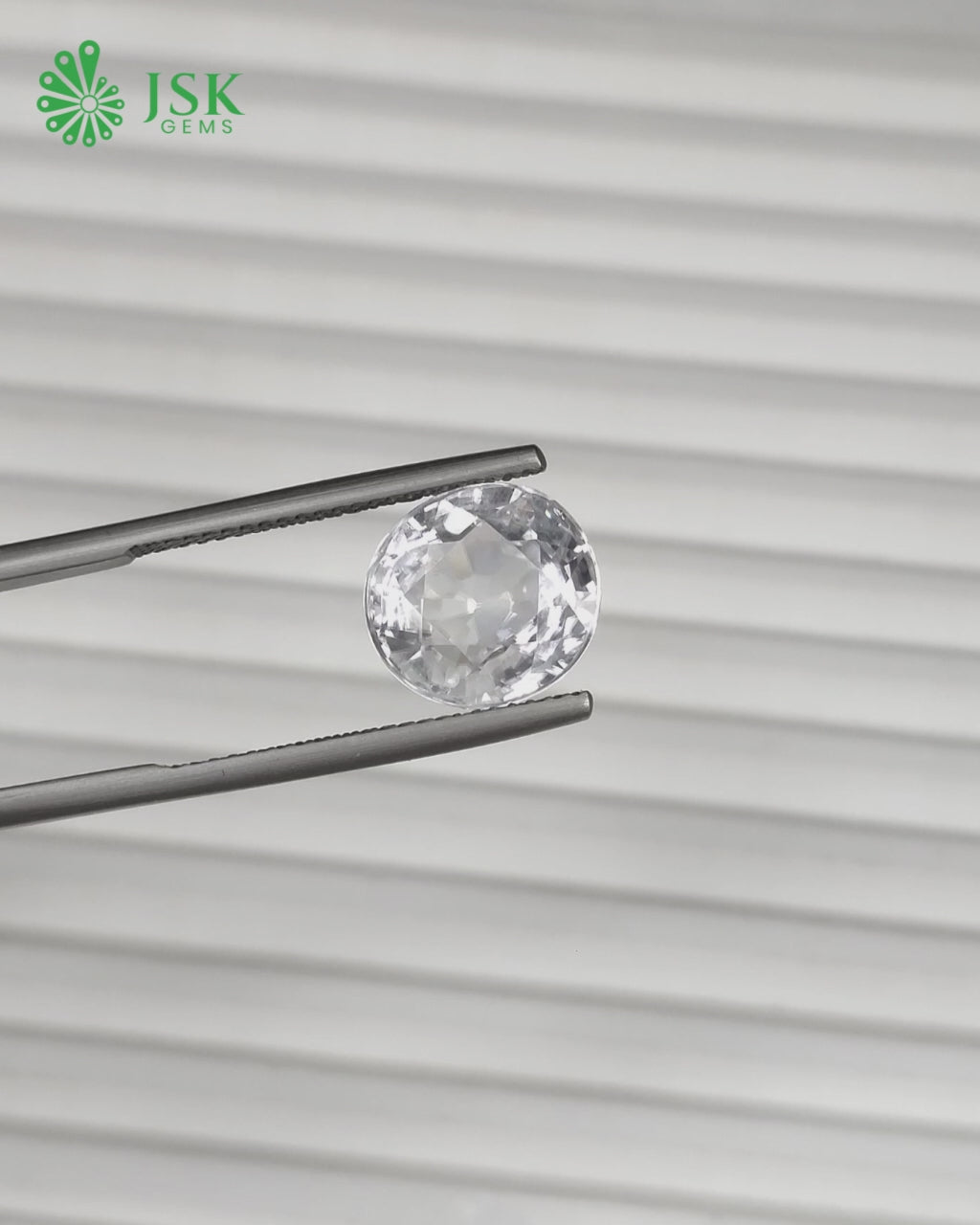 Load video: Top Grade 9.33 Ct - 10.36 Ratti  Natural White Zircon