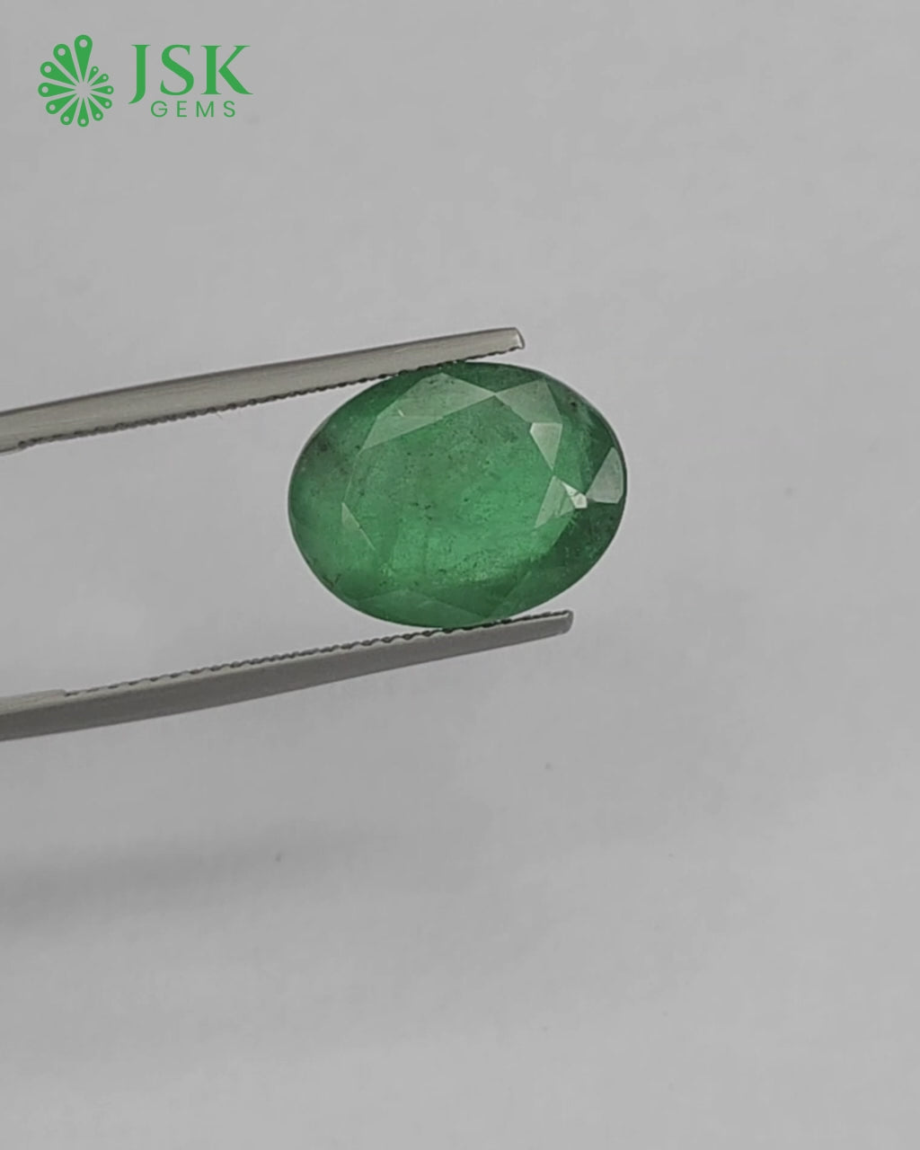 Load video: Premium Grade 7.04  Ct -  7.82 Ratti Natural Emerald - Panna