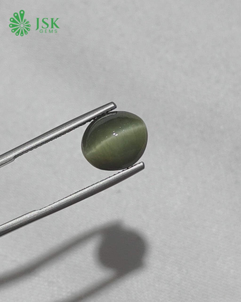 Load video: Premium Grade 6.74 Ct - 7.48 Ratti Natural Quartz Cat&#39;s Eye - Lehsuniya