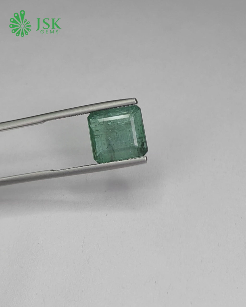Load video: Premium Grade 7.61 Ct - 8.45 Ratti Natural Emerald - Panna