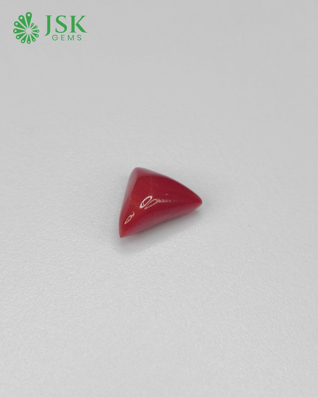 Load video: Premium Grade 6.42 Ct - 7.13 Ratti Natural Triangle Red Coral - Laal Moonga