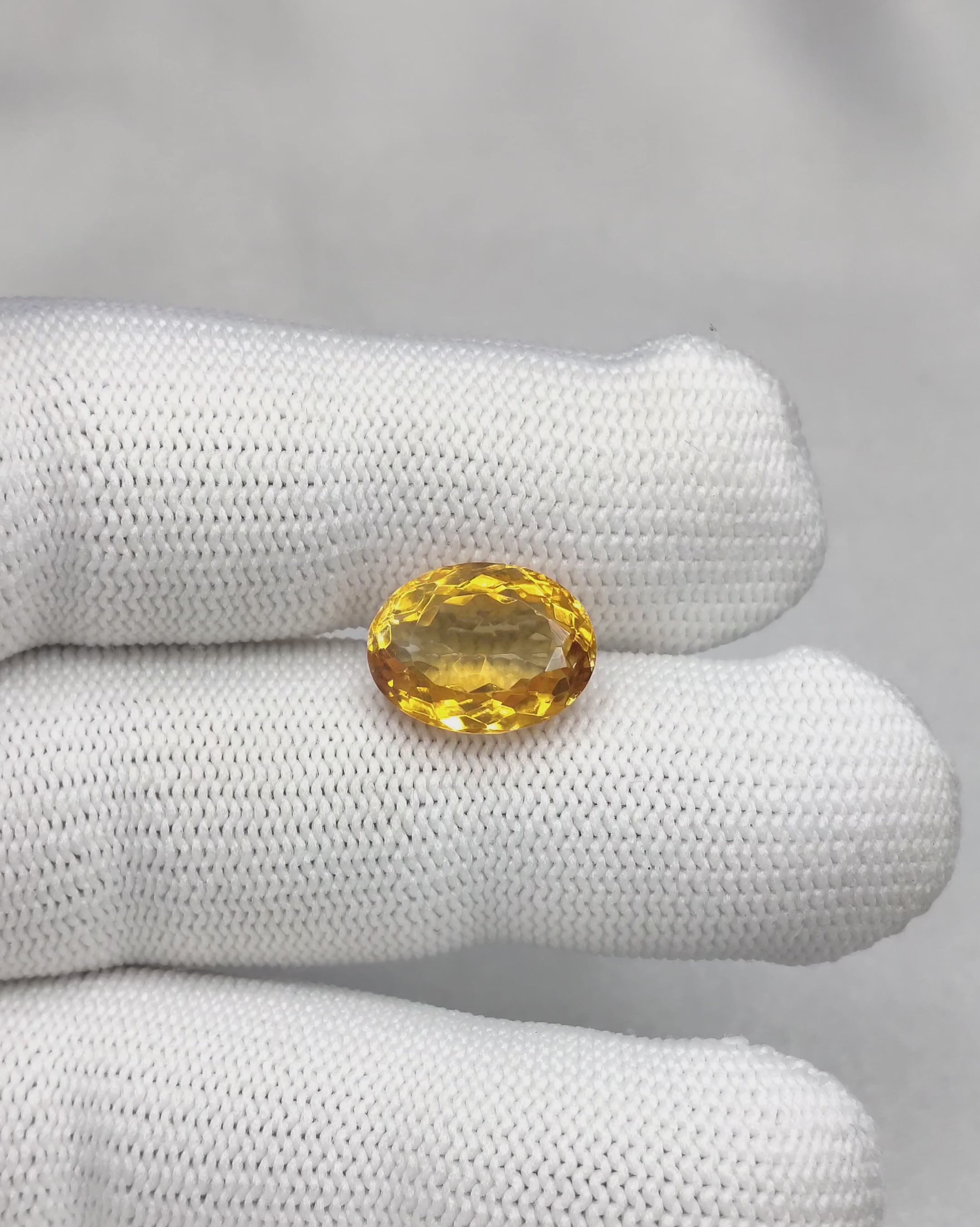 Load video: Top Grade 6.59 Cts - 7.32 Ratti Natural Citrine - Sunela