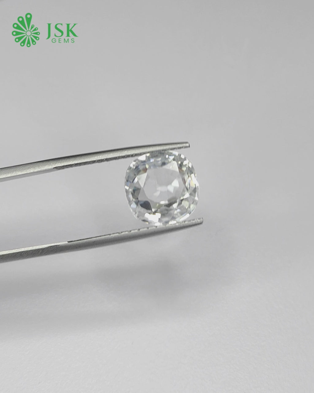 Load video: Top Grade 10.28 Ct - 11.42 Ratti  Natural White Zircon