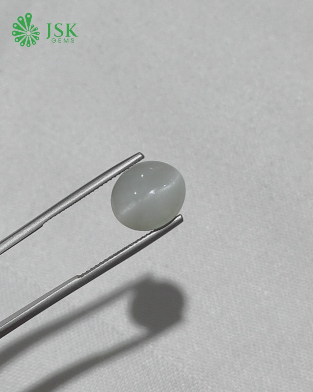 Load video: Premium Grade 6.51 Ct - 7.23 Ratti Natural Quartz Cat&#39;s Eye - Lehsuniya