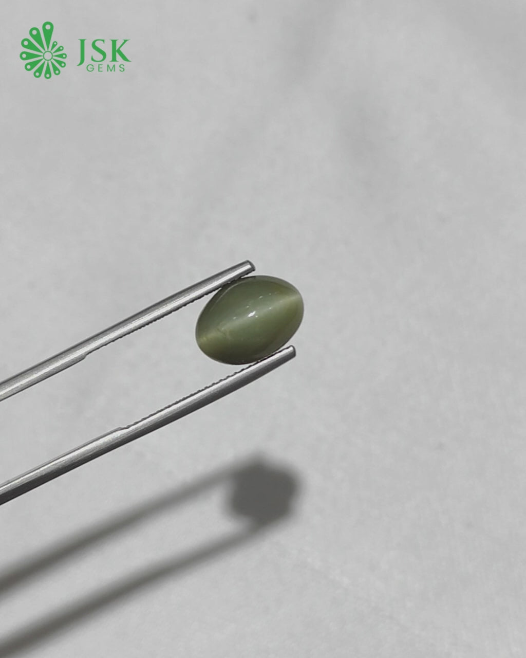 Load video: Premium Grade 4.63 Ct - 5.14 Ratti Natural Quartz Cat&#39;s Eye - Lehsuniya