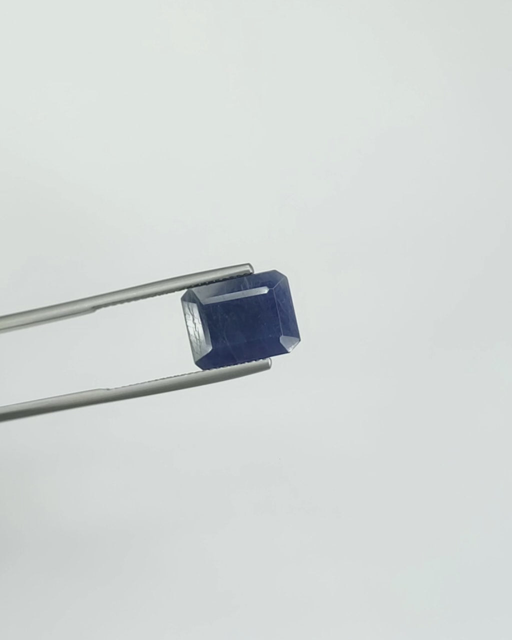 Load video: GTL Certified 9.86 Ct - 10.95 Ratti Natural Unheated Blue Sapphire-Neelam