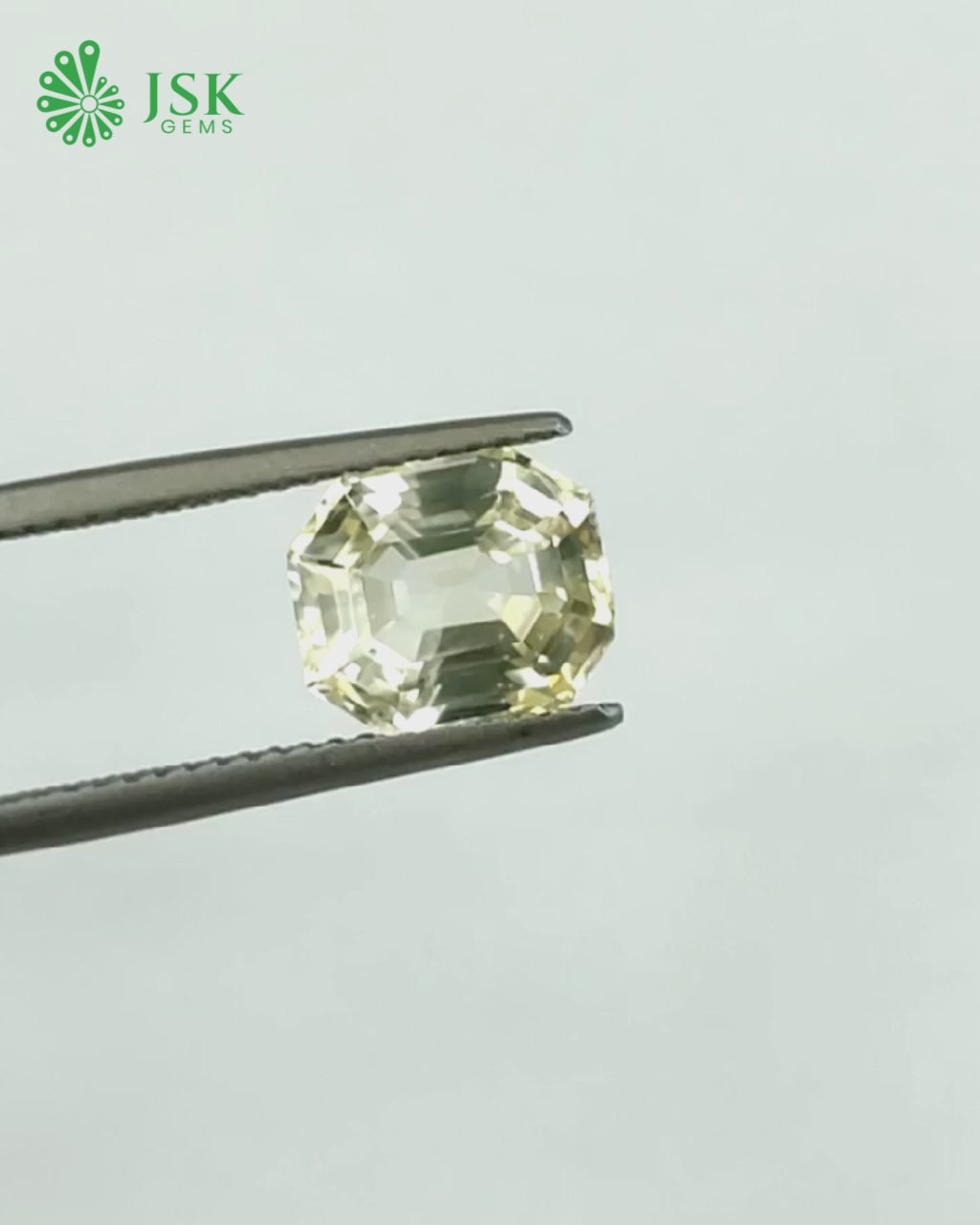 Load video: IIGJ Certified 2.90 Ct - 3.22 Ratti Natural Unheated Ceylon Yellow Sapphire -Pukhraj
