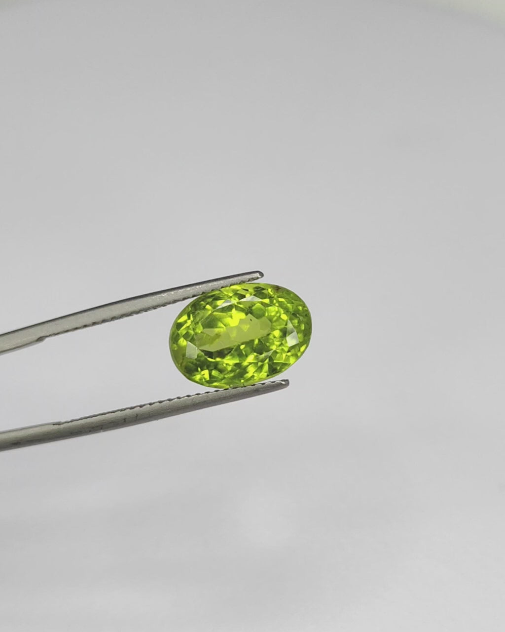 Load video: Top Grade 6.51 Ct - 7.23 Ratti Natural Peridot