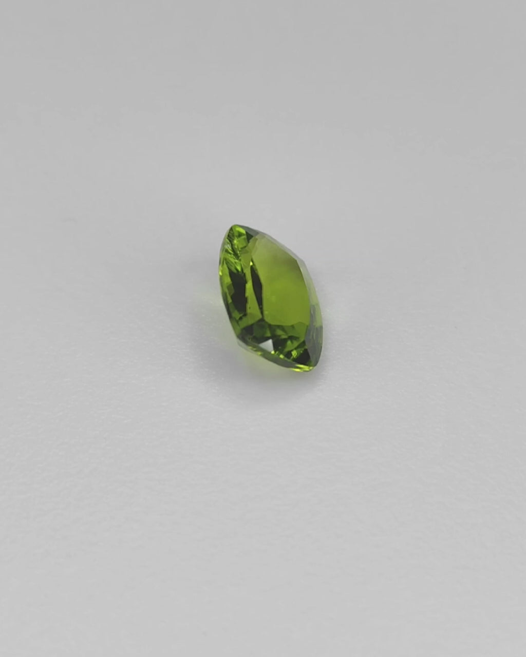 Load video: Top Grade 5.53 Ct - 6.14 Ratti Natural Peridot