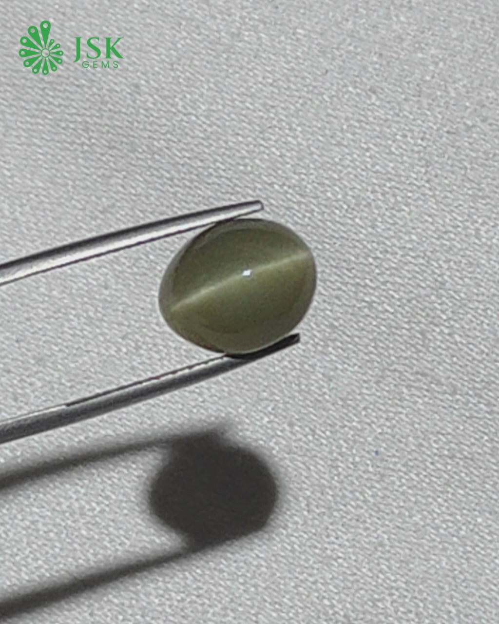 Load video: Premium Grade 7.67 Ct - 8.52 Ratti Natural Quartz Cat&#39;s Eye - Lehsuniya