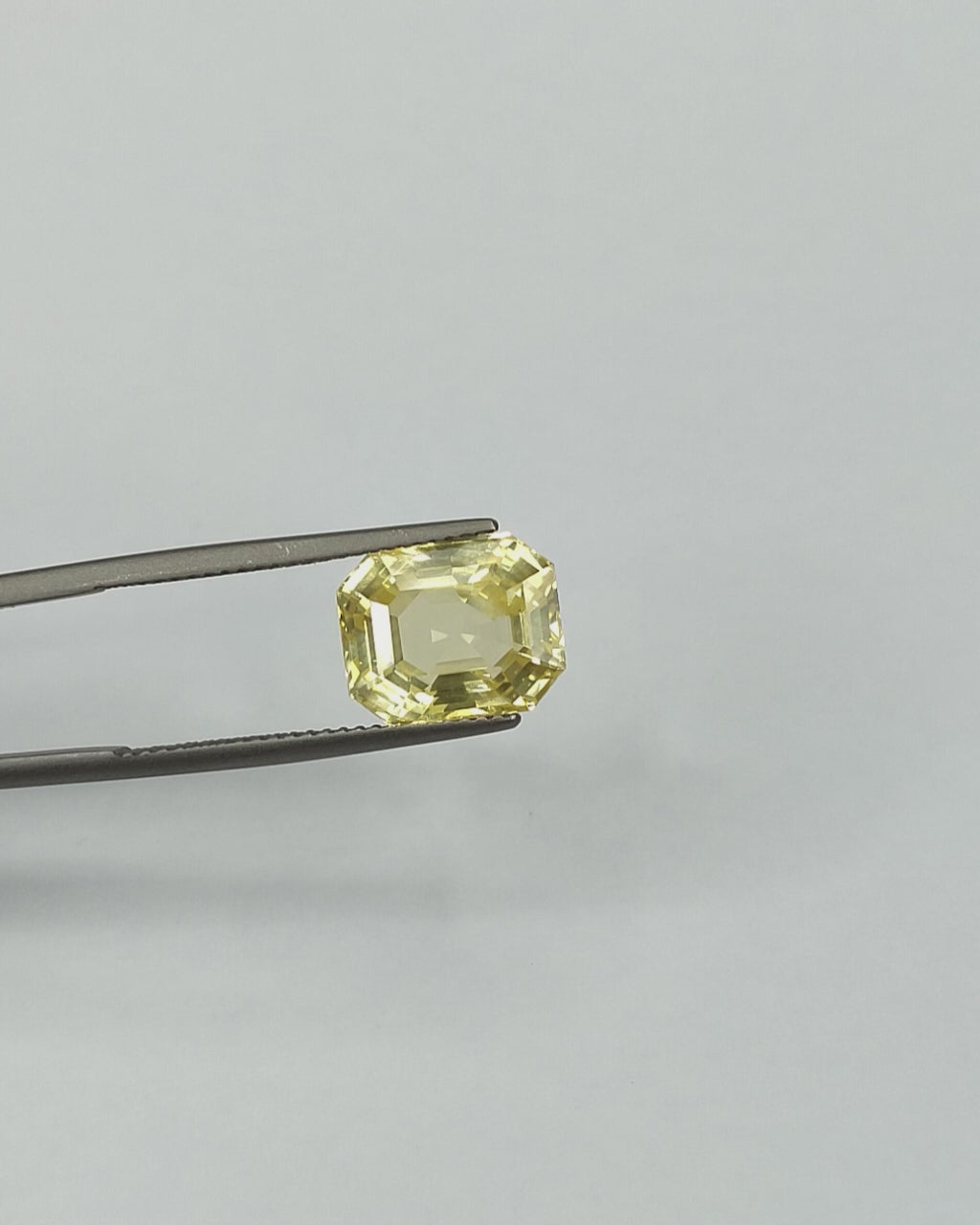 Load video: TOP GRADE 7.07 CT UNHEATED CEYLON YELLOW SAPPHIRE
