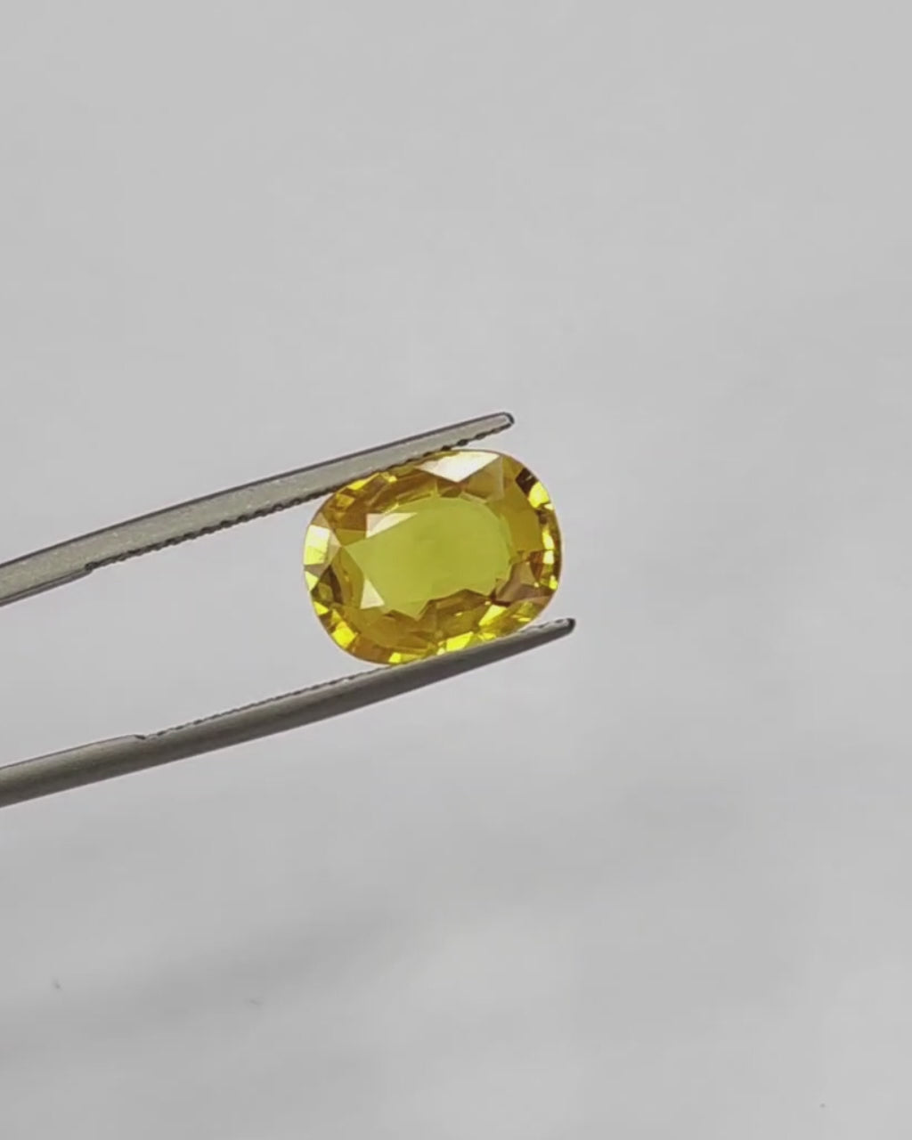 Load video: Top Grade 4.52 Ct - 5.02 Ratti Natural Bangkok Yellow Sapphire - Pukhraj