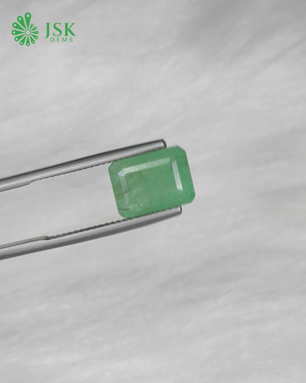 Load video: Premium Grade 4.89 Ct - 5.43 Ratti Natural Emerald - Panna
