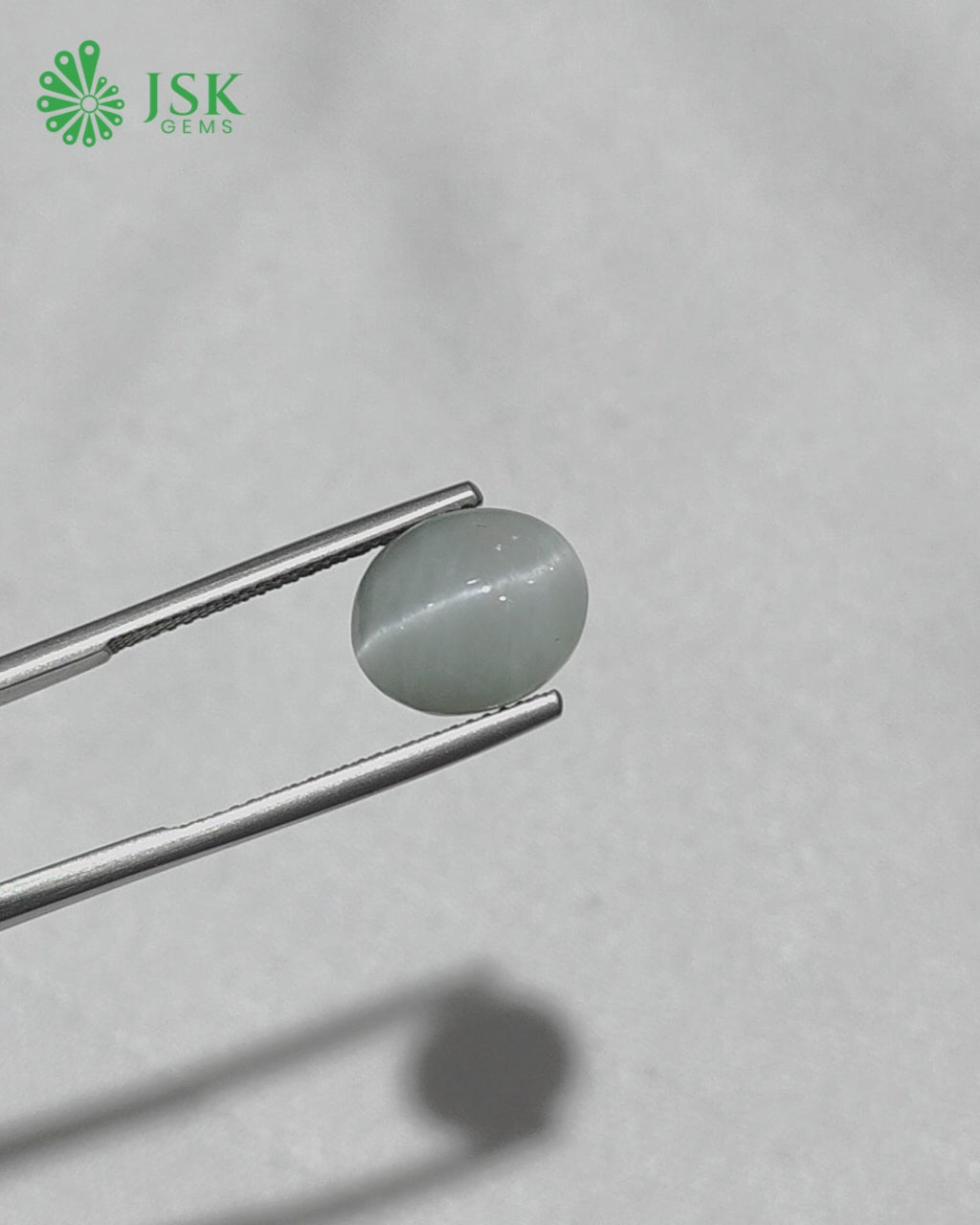 Load video: Premium Grade 5.79 Ct - 6.43 Ratti Natural Quartz Cat&#39;s Eye - Lehsuniya